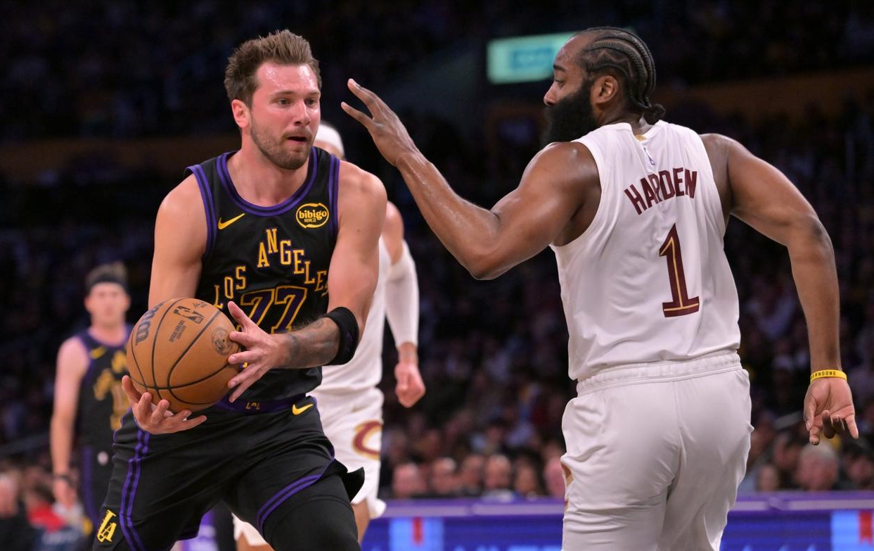 j9-湖人四连胜锁定季后赛，四人携手刷爆纪录，骑士在下一盘大棋？